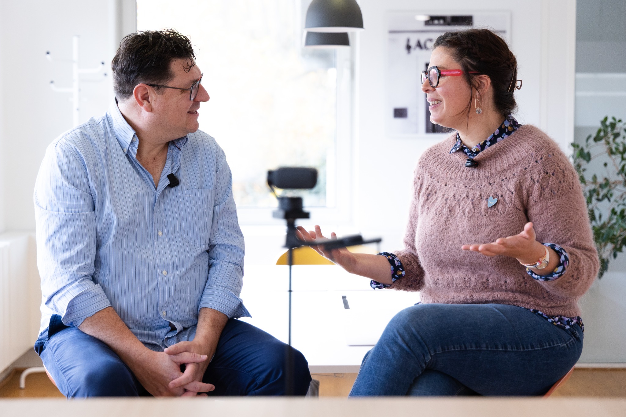 Deux personnes échangent pendant une mise en situation de coaching